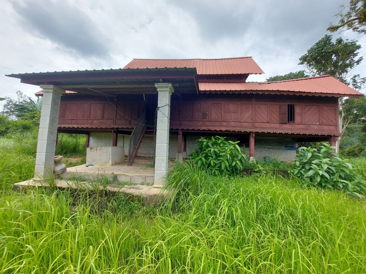Tanah dengan pemandangan yang cantik untuk dilepaskan.tepi jalan
